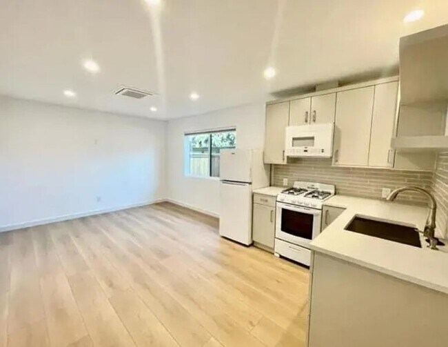 Foto del edificio - 1821 Chino St