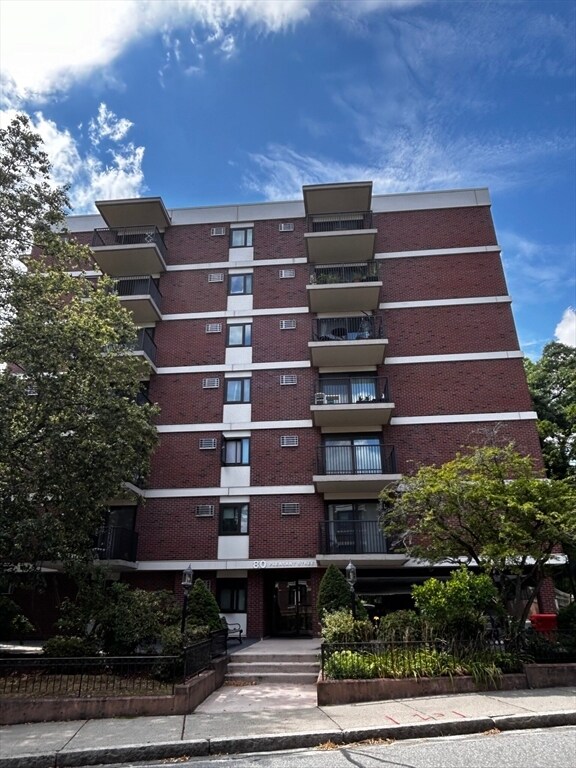 Foto del edificio - 80 Pleasant St