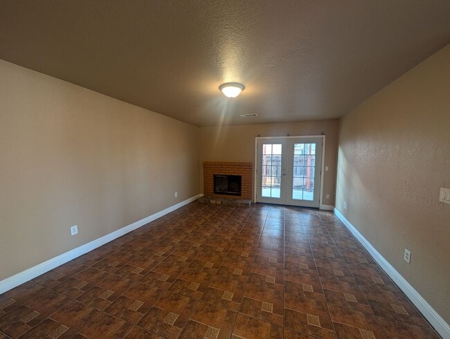 Building Photo - Great Charming 4 bedroom