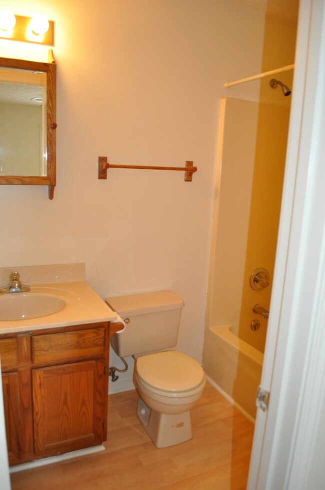 110 oeste de baño principal - 110 Westside Dr