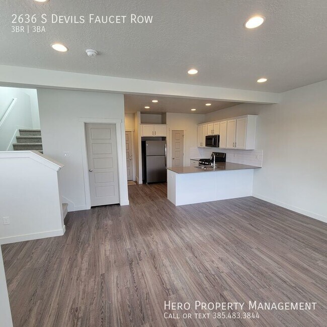Building Photo - Fantastic GORGEOUS Townhome!