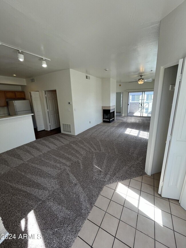 Foto del edificio - 7936 E Wilshire Dr