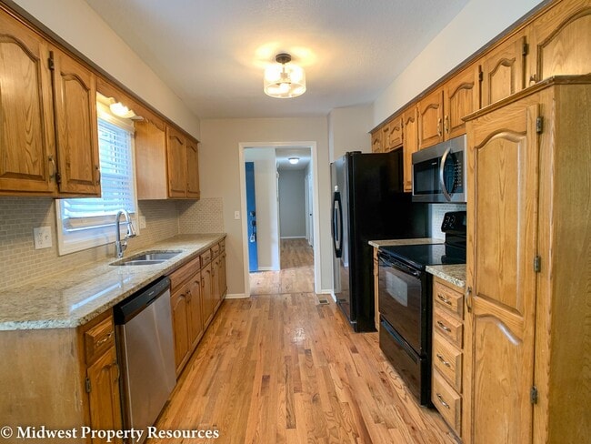 Building Photo - Spacious home with so many updates!  3 bedroom 2.5 baths in Blue Springs