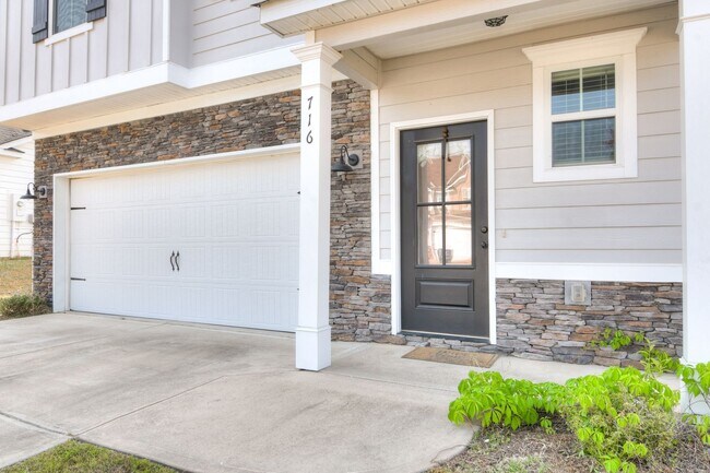 Foto del edificio - 4 Bedroom 2 Bathroom Two Story Home