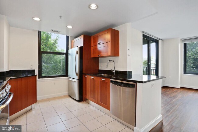 Foto del edificio - 2451 Midtown Ave