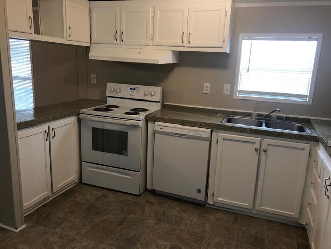 Building Photo - 173 Briar Oaks Dr