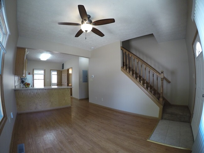 Living room - 302 N Chauncey Ave Apartments