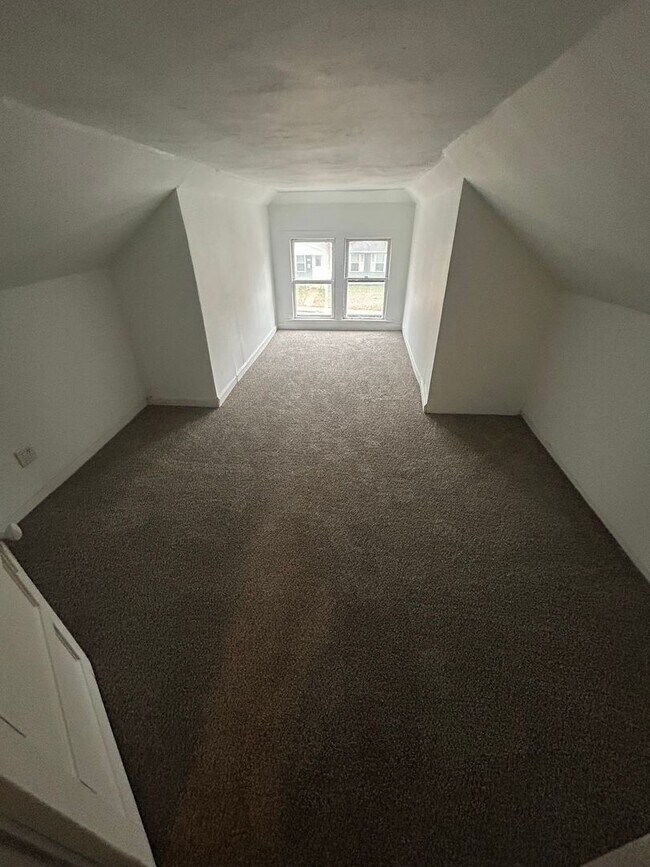 Building Photo - 606 E Riverside Dr