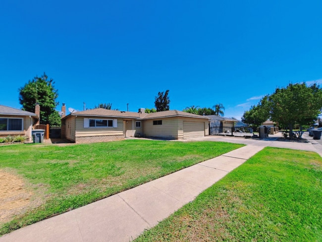 Building Photo - Amazing 3 Bedroom Home Near Cedar and Gett...