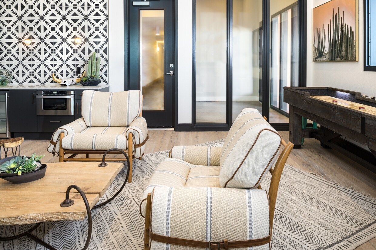 Salón de la planta superior - Crestview Commons Apartments