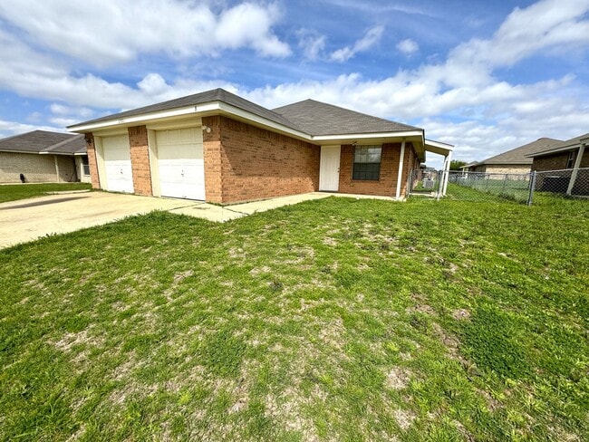 Building Photo - 2801 Alma Dr