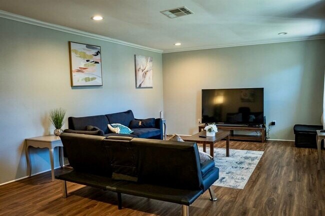 Foto del edificio - 6321 Del Monte Rd