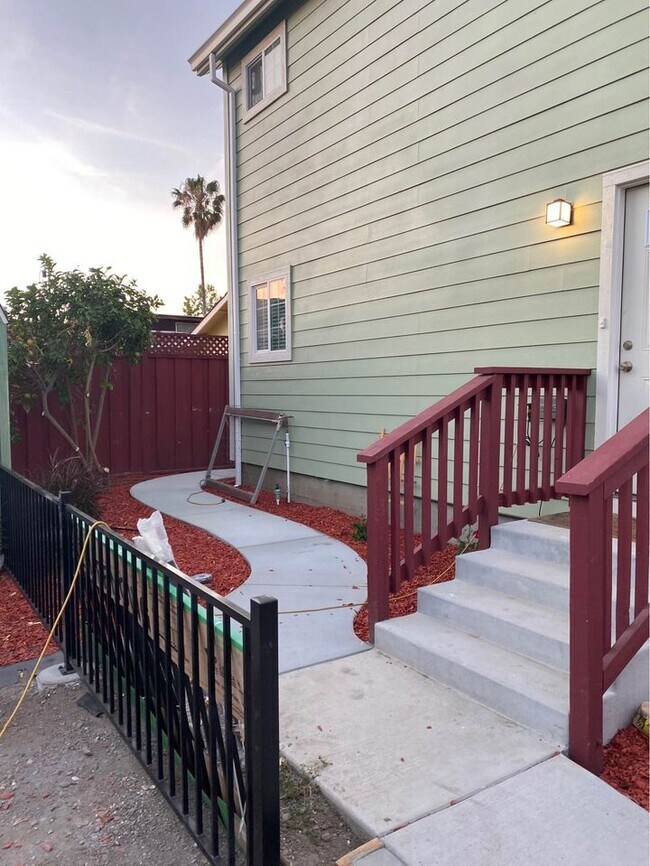 side view of entrance - 170-2 N 6th St