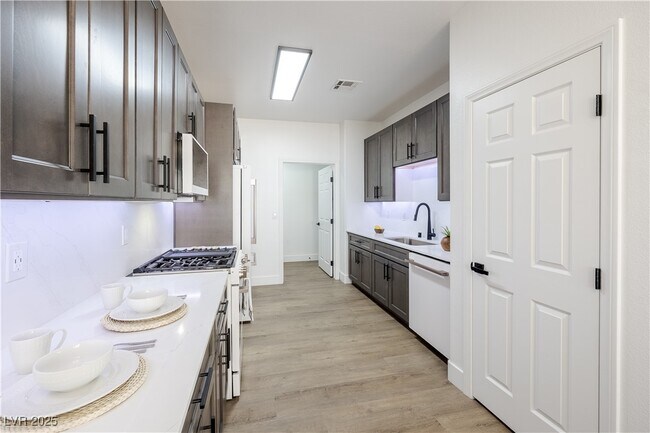 Foto del edificio - 540 W Horizon Ridge Pkwy