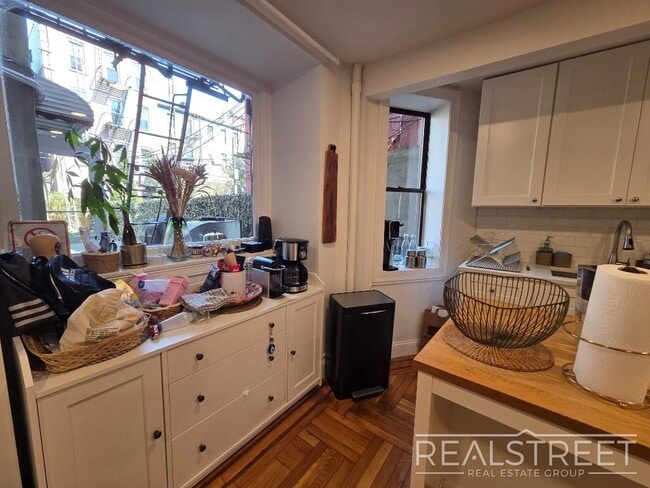 Building Photo - Stunning 3br/2 Bath in Prime Carroll Gardens