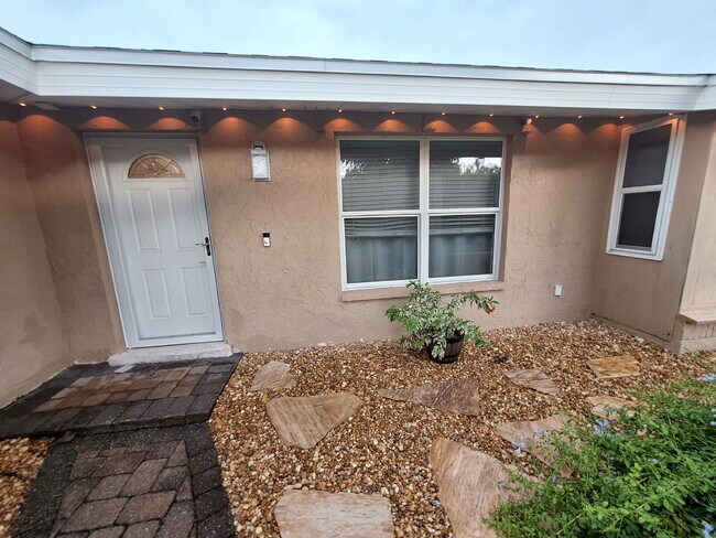 Foto del edificio - Gulf Access Home on Canal Available Now