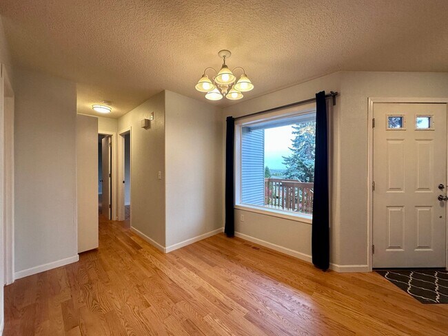 Foto del edificio - Charming Duplex 2 Bed 2 Bath w/ Single Car Garage and a Beautiful View in Portland!