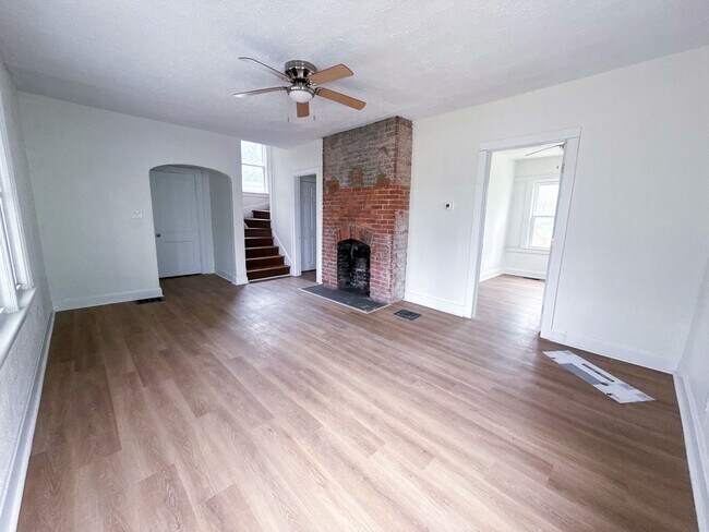 Foto del edificio - Newly Rehabbed 4BR Home w/ Front Porch, Back Deck & Full Basement