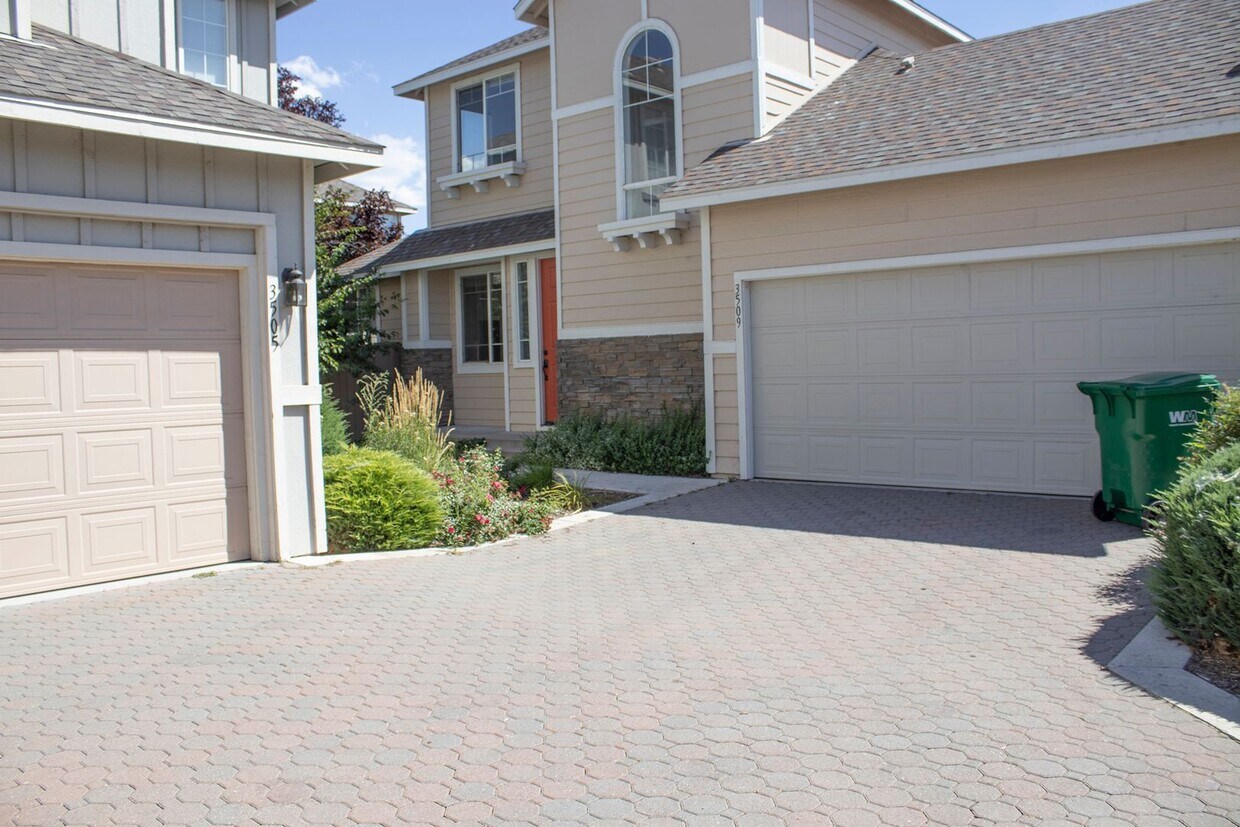 Primary Photo - 3 bedroom 2.5 bathroom two-story rental in...