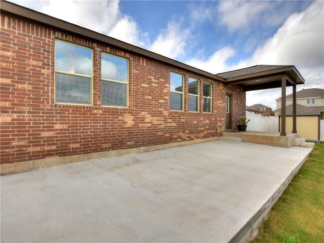 Building Photo - 5800 Daly Dr