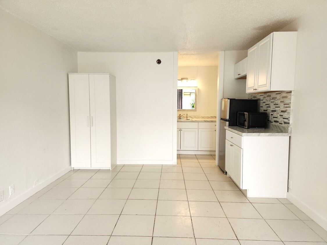 Primary Photo - Newly Refurbished Studio Condo Near Florid...