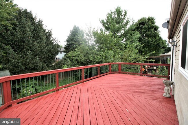 Building Photo - 219 Thames Dr