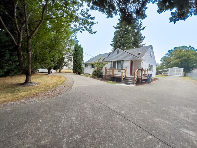 Building Photo - Country living 5 bed w/RV parking and 3 car garage!