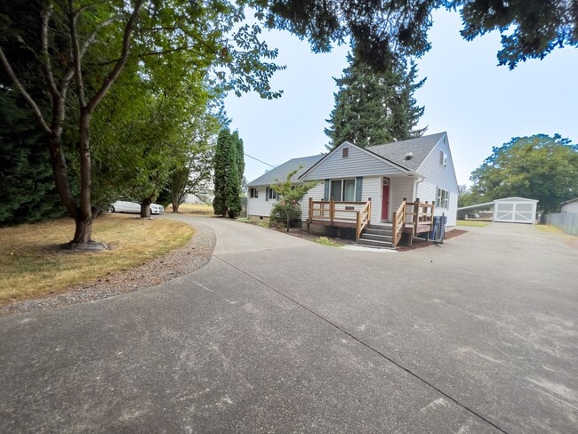 Foto del edificio - Country living 5 bed w/RV parking and 3 car garage!