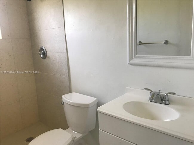 Foto del edificio - 2450 NE 188th St