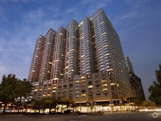 Building Photo - 30 W 63rd St