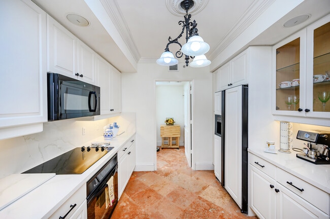 Building Photo - 765 Crandon Blvd