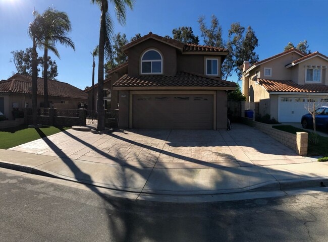 Building Photo - Beautiful 4 bedroom / 3 bathroom Heritage Home with Pool, Spa and Solar!