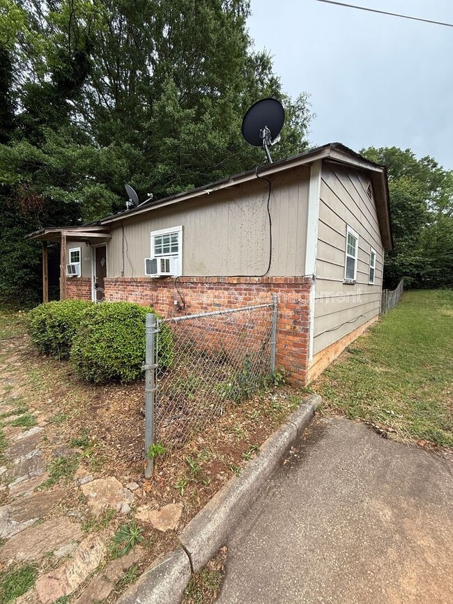 Building Photo - 1110 Dewey St