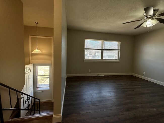 Building Photo - 2461 S St Clair Villa Oaks