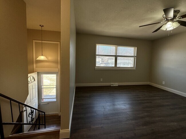 Foto del edificio - 2461 S St Clair Villa Oaks