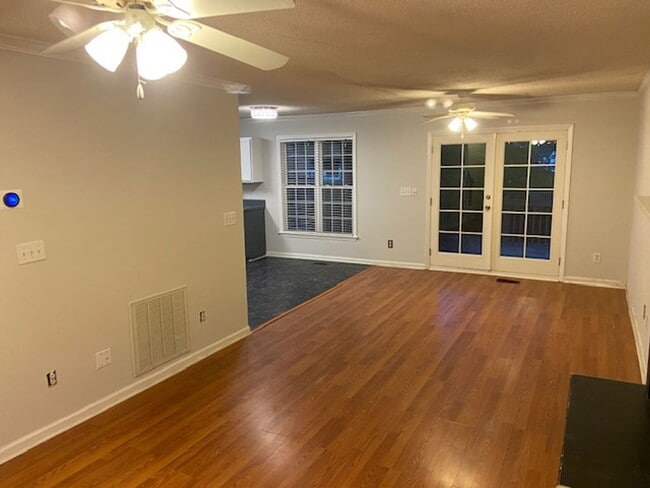 Building Photo - Charming 3 Bed/2.5 Bath Home in Hedingham!...