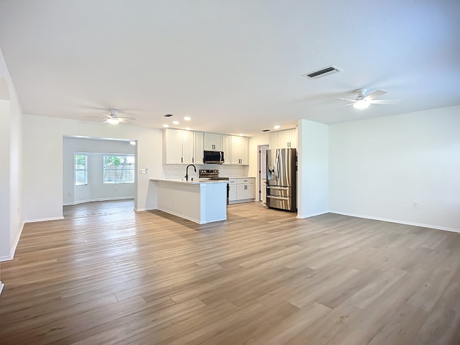 Building Photo - 2809 Taunton Dr W