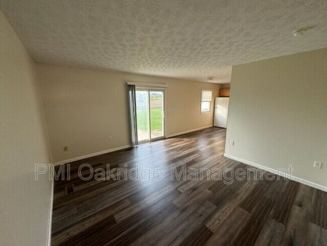 Foto del edificio - 121 Bruns Dr