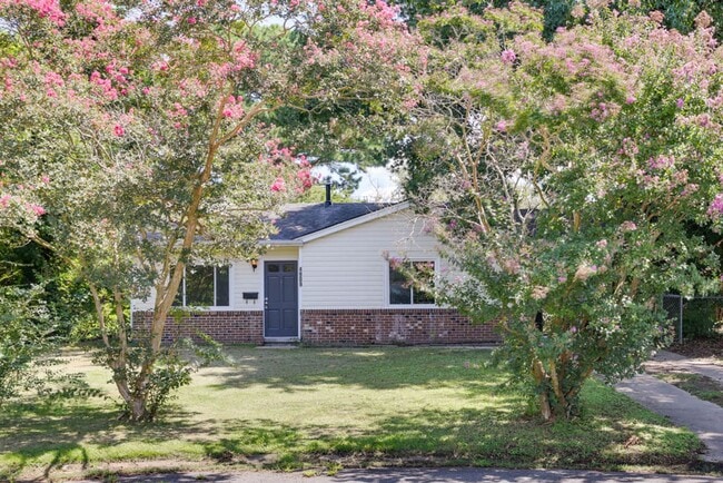Building Photo - Renovated Virginia Beach Home with Large Yard and Prime Location