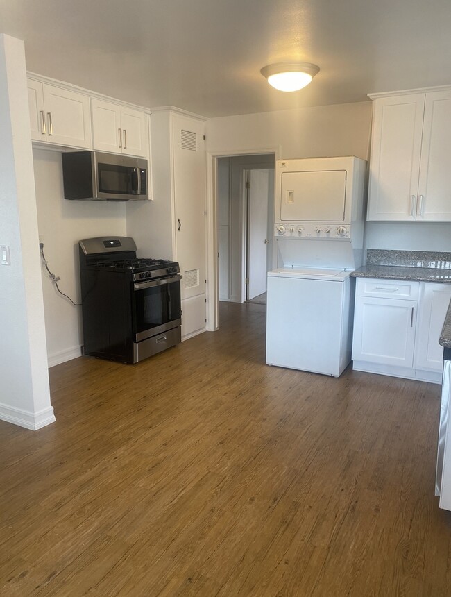 Kitchen - Bay Street Apartments