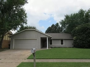 Building Photo - 5716 S Elm Ave