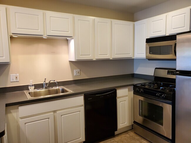 Ample kitchen cabinets - 4715 Coolidge Hwy
