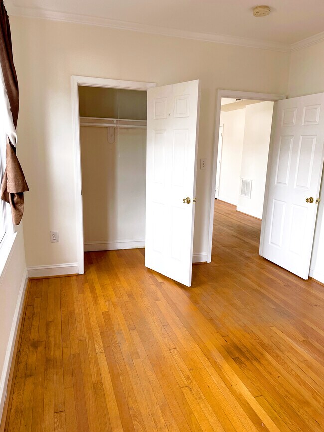 Dormitorio - 803 7th St NE
