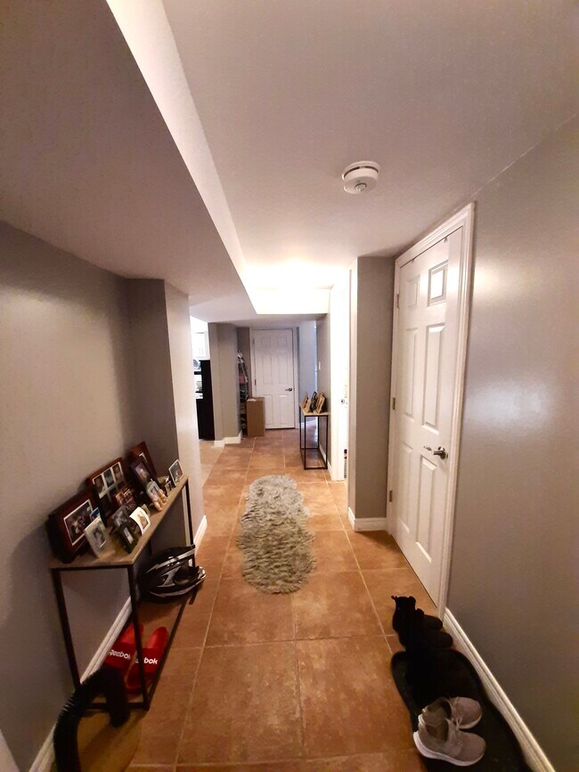 Photo du bâtiment - Unit 2-121 Ridge Street Hamilton Ontario L9A2X4