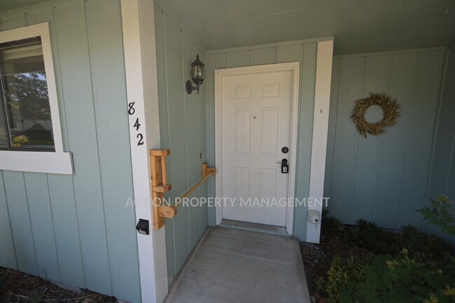 Foto del edificio - 2 bed 1.5 bath in 55+ community: water, sewer, garbage included!