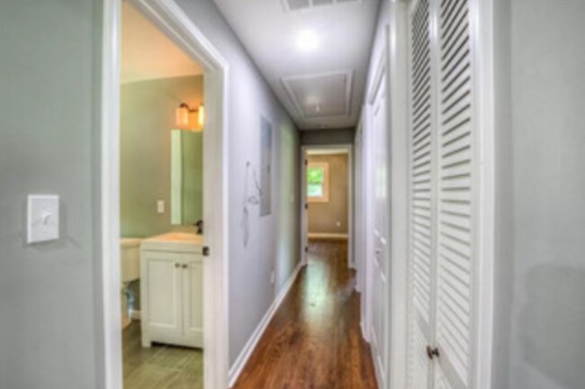 Building Photo - 1004 Redford Dr SE