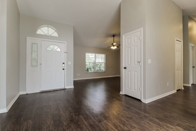 Foto del edificio - 70 Pine Arbor Dr