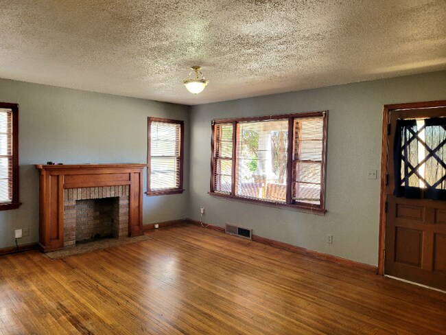 Building Photo - 1443 N Erie St