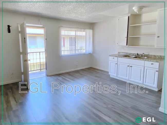 Building Photo - 3943 La Rica Ave