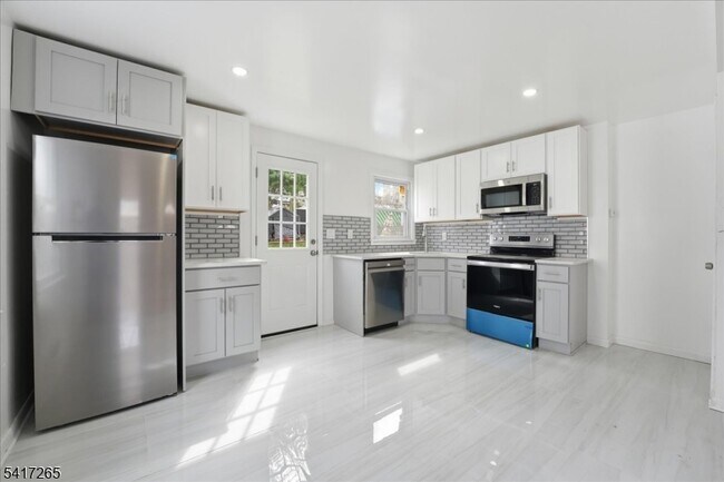 Foto del edificio - 240 Watchung Ave